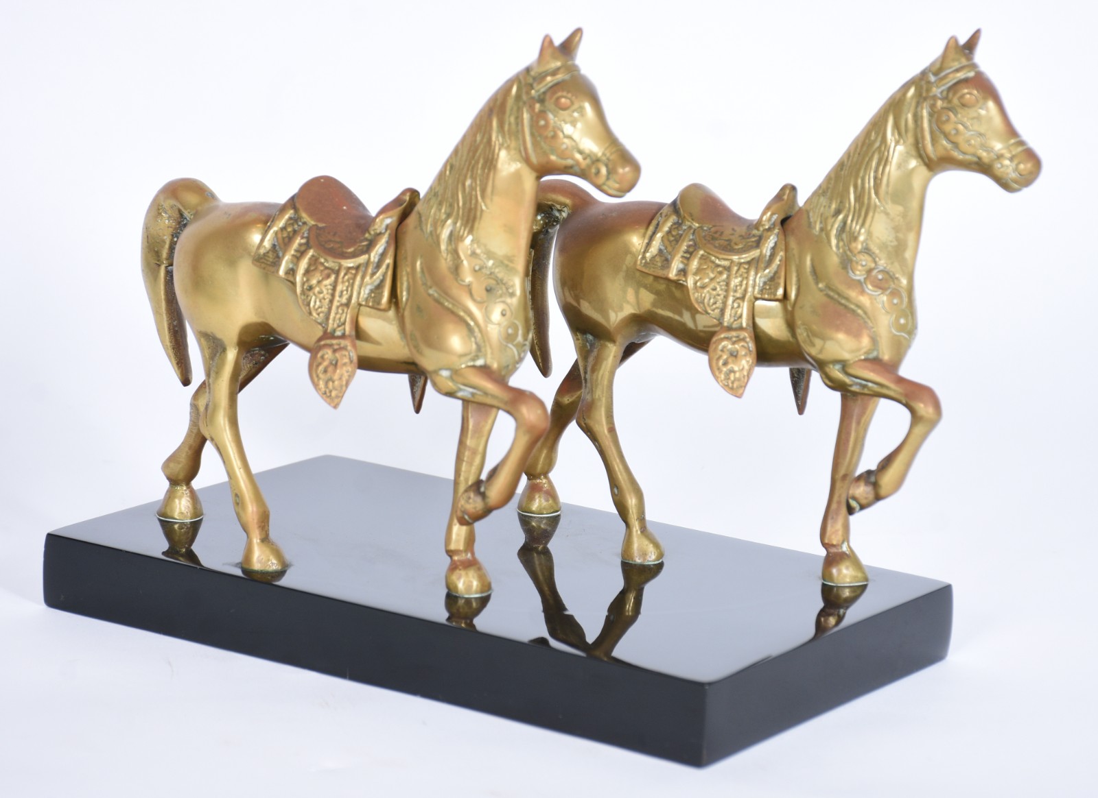 Grupo escultórico com 2 cavalos de metal dourado. Com desgastes. - foto 2 de 9