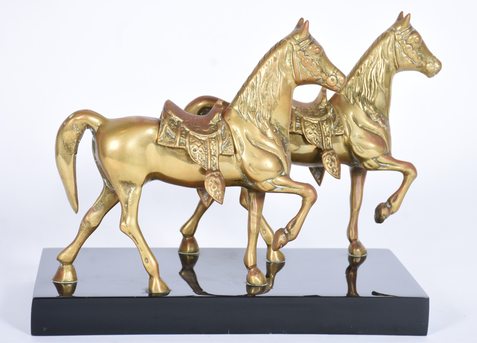 Grupo escultórico com 2 cavalos de metal dourado. Com desgastes. - foto 4 de 9