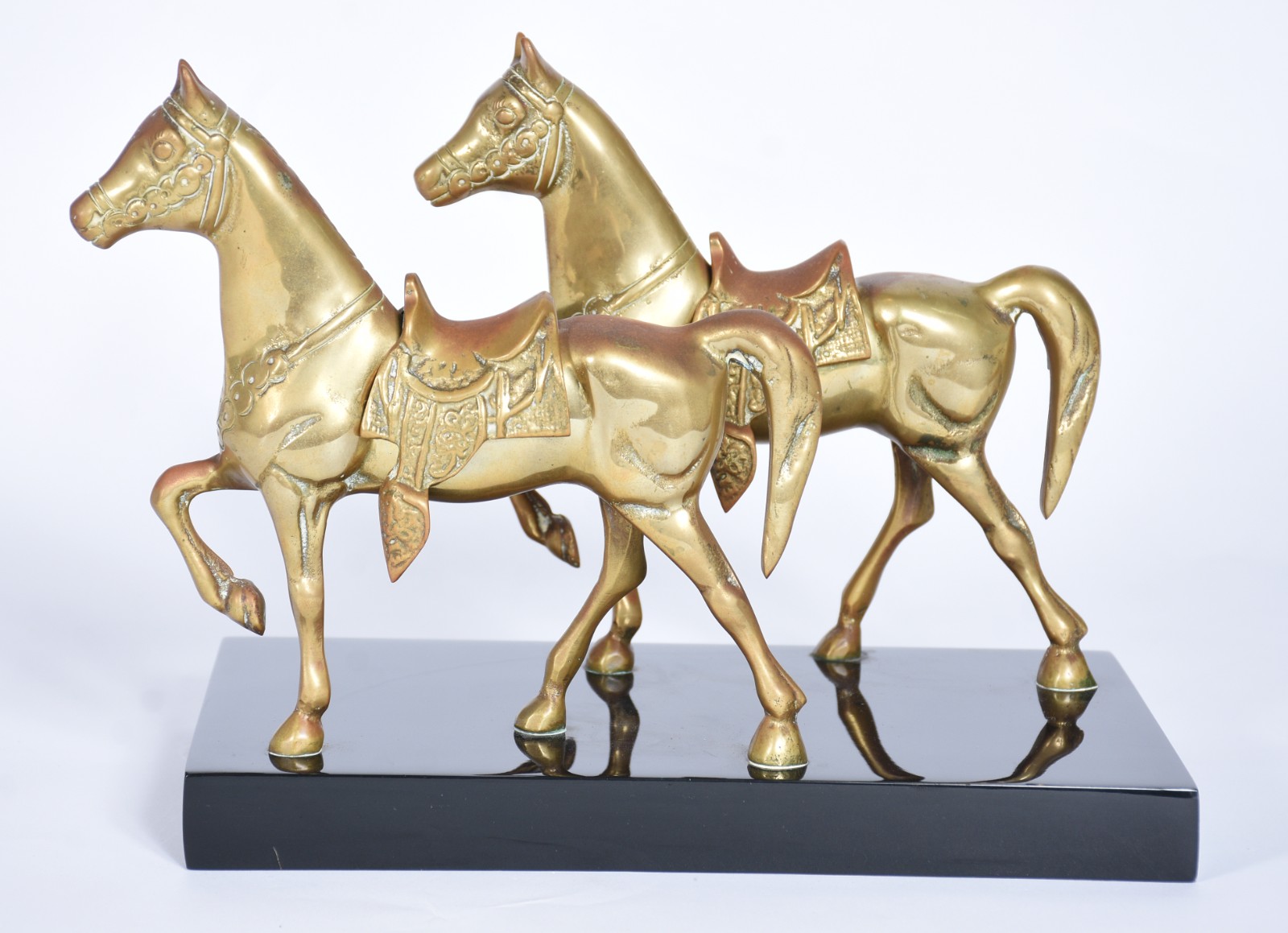 Grupo escultórico com 2 cavalos de metal dourado. Com desgastes. - foto 6 de 9