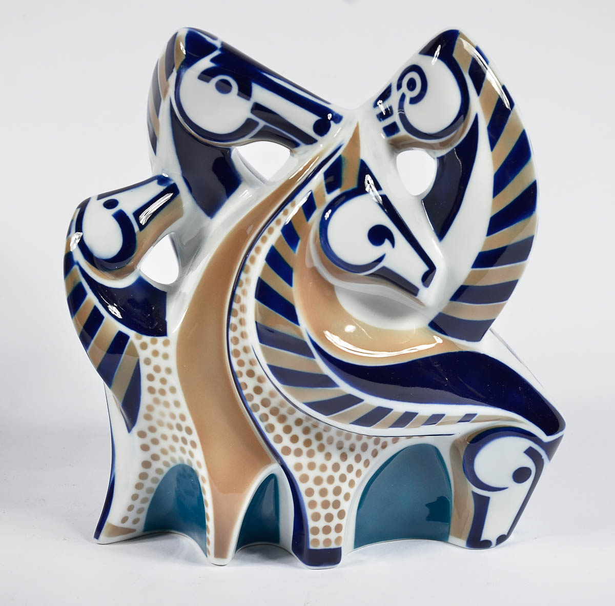 Grupo escultórico de porcelana policromada representando zebras...