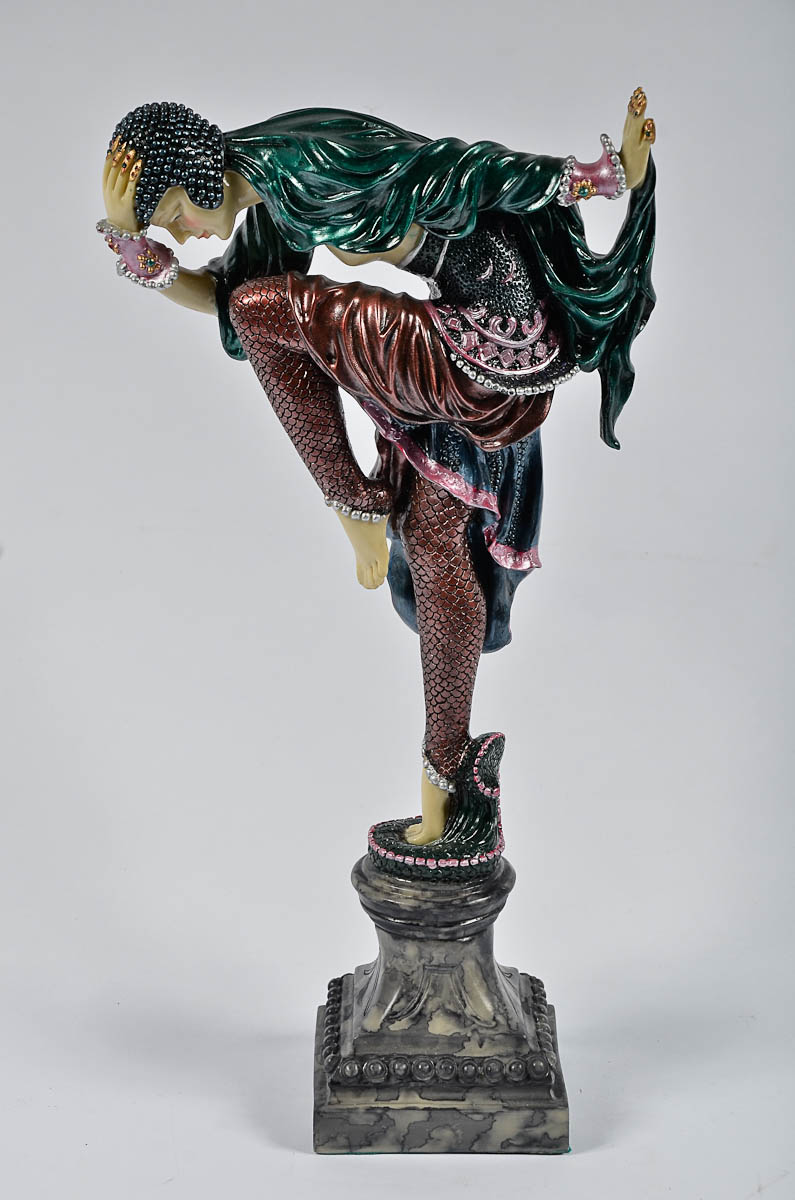 Estatueta de resina representando dançarina. Alt. total: 40 cm.