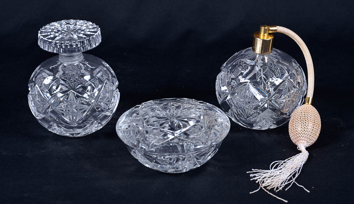 Conjunto para toilette de cristal lapidado com 3 peças, sendo 2 com...