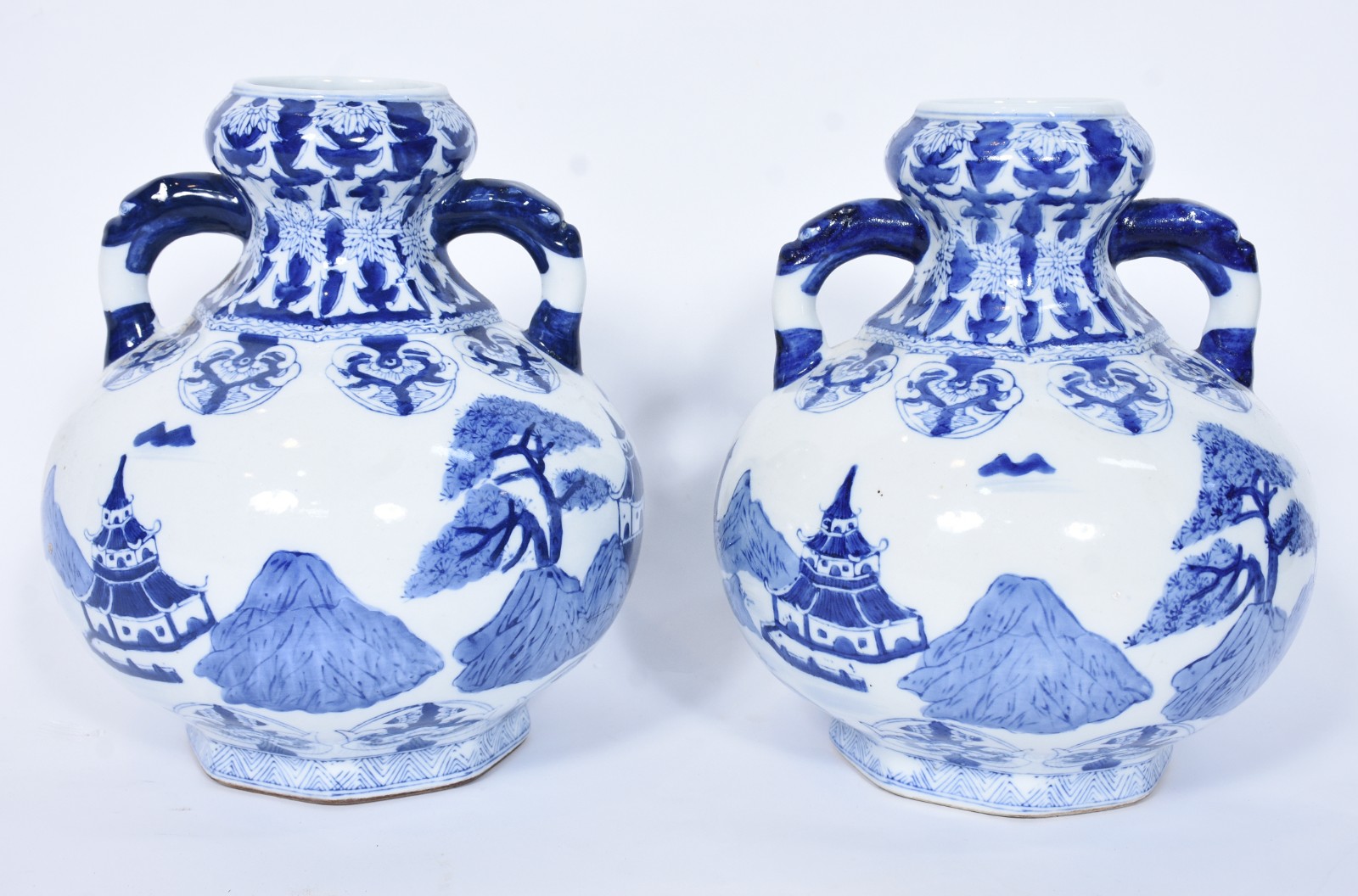Par de ânforas de porcelana oriental decoradas com paisagens em azul... - foto 1 de 6