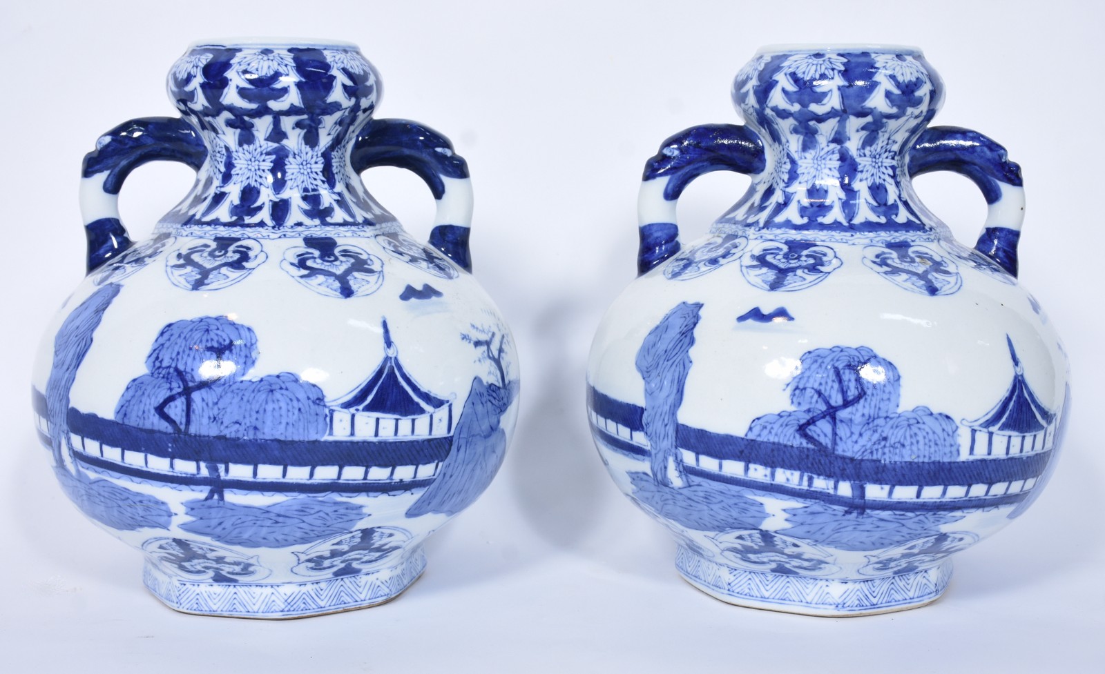 Par de ânforas de porcelana oriental decoradas com paisagens em azul... - foto 2 de 6
