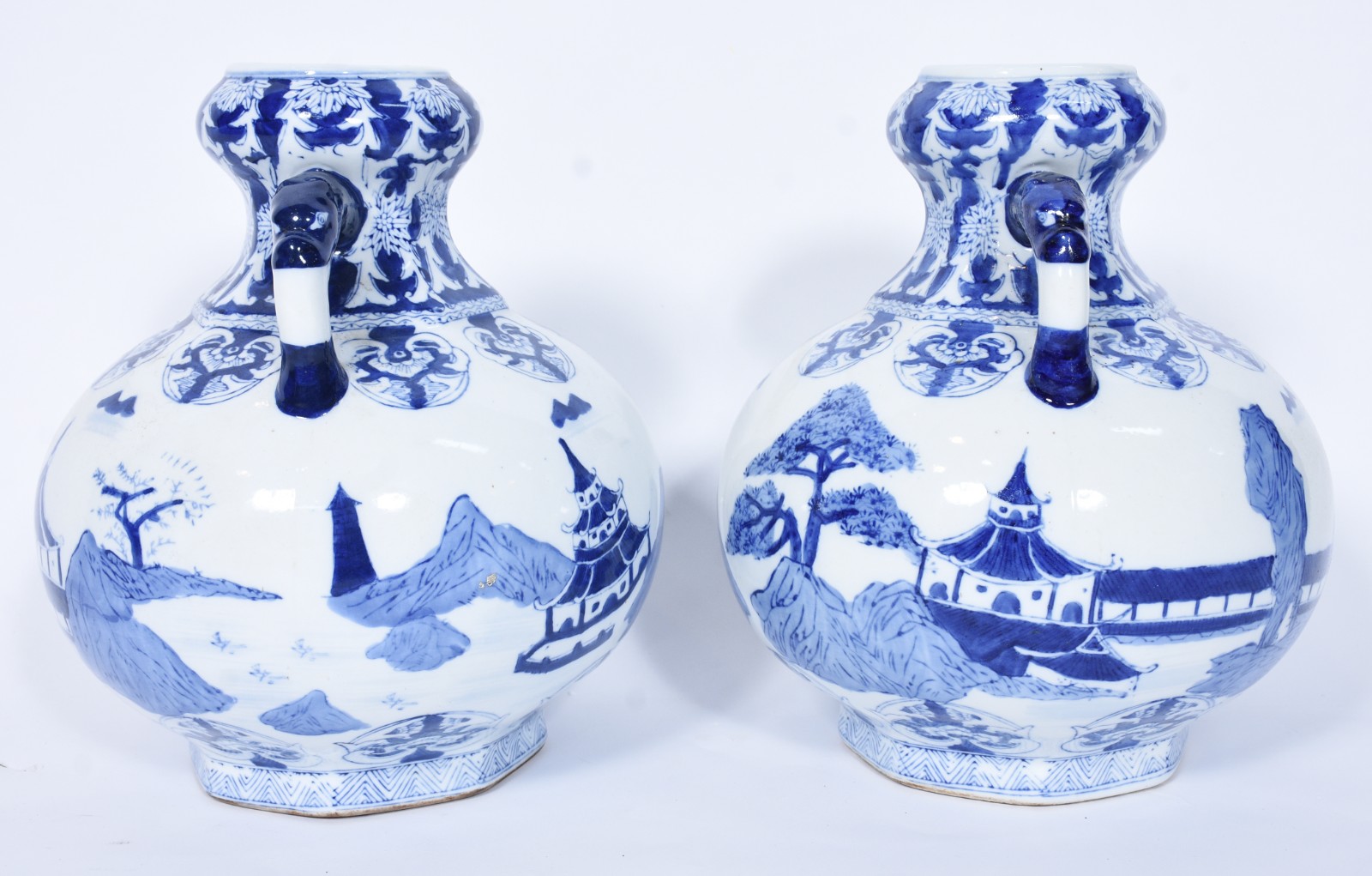 Par de ânforas de porcelana oriental decoradas com paisagens em azul... - foto 3 de 6