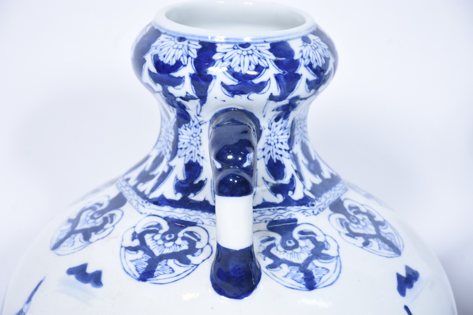 Par de ânforas de porcelana oriental decoradas com paisagens em azul... - foto 4 de 6