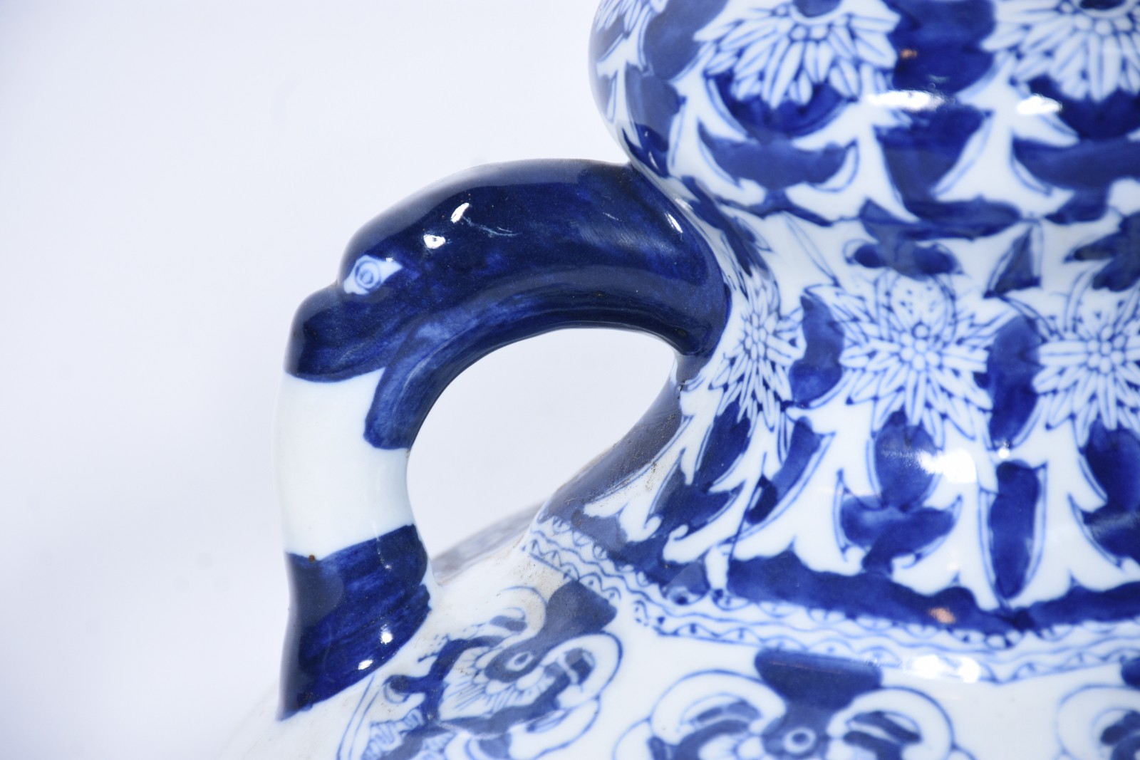 Par de ânforas de porcelana oriental decoradas com paisagens em azul... - foto 5 de 6