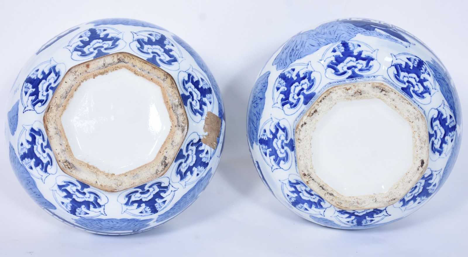 Par de ânforas de porcelana oriental decoradas com paisagens em azul... - foto 6 de 6