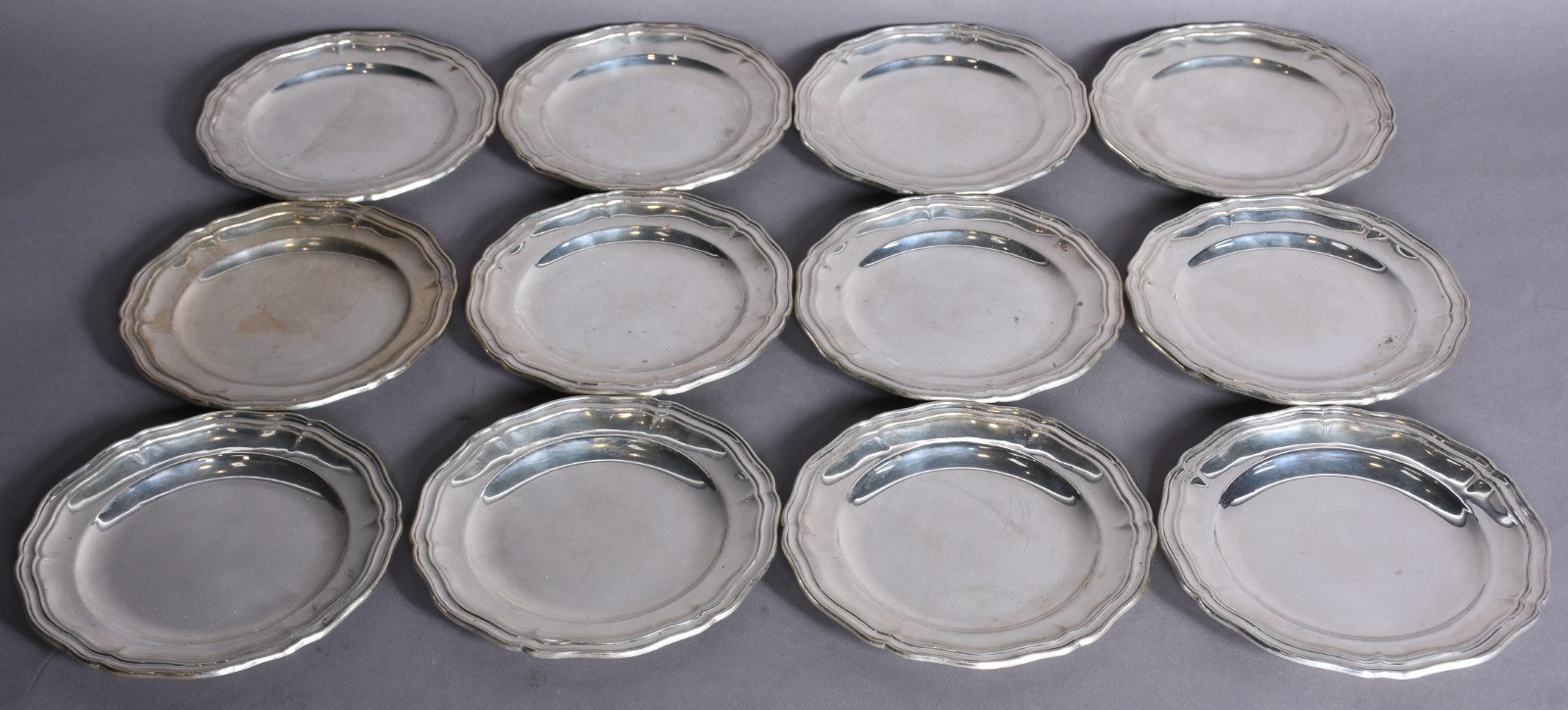 Doze pratos para pão de prata contrastada 800 mls., borda em frisos... - foto 1 de 6