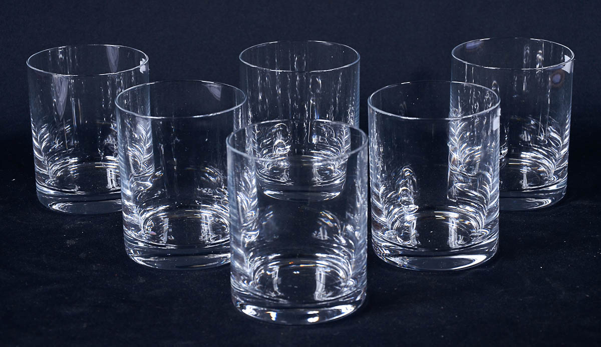 Seis copos baixos para whisky.