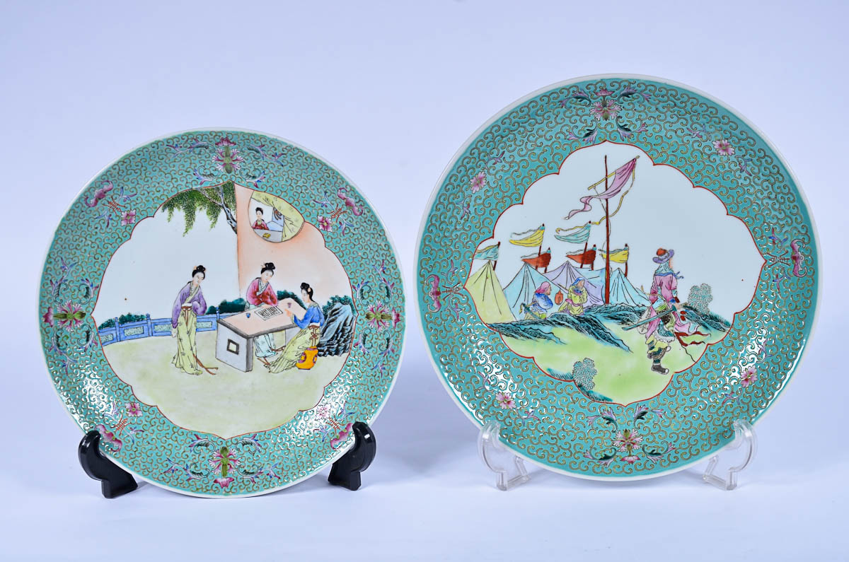 Dois pratos de porcelana oriental decorados com figuras em...