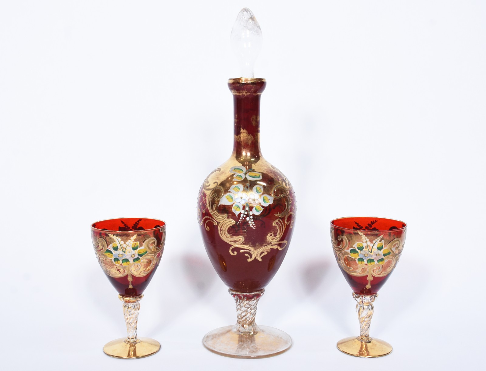 Conjunto de garrafa e 2 cálices de cristal vermelho com flores em... - foto 1 de 6