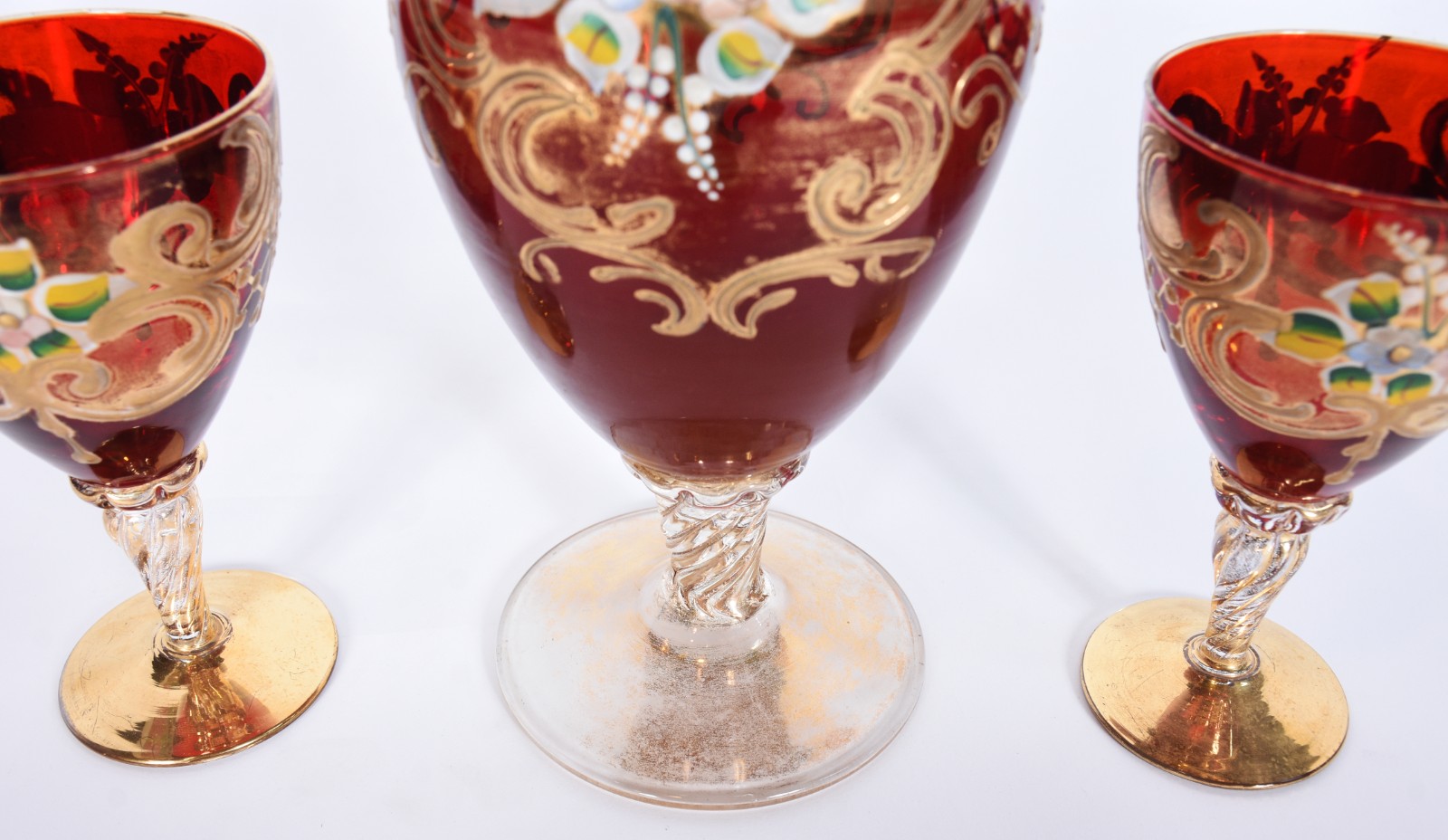 Conjunto de garrafa e 2 cálices de cristal vermelho com flores em... - foto 5 de 6