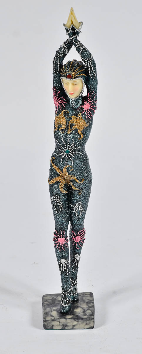 Estatueta de resina representando bailarina. Alt. total: 32 cm.