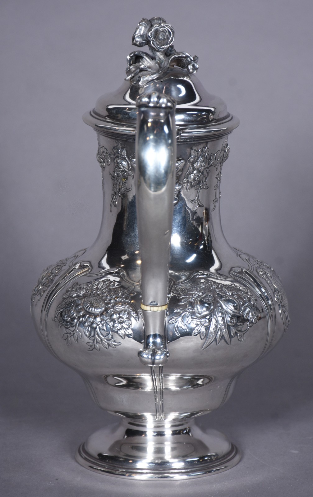 Elegante bule de prata inglesa contrastada, decorado com flores... - foto 4 de 9