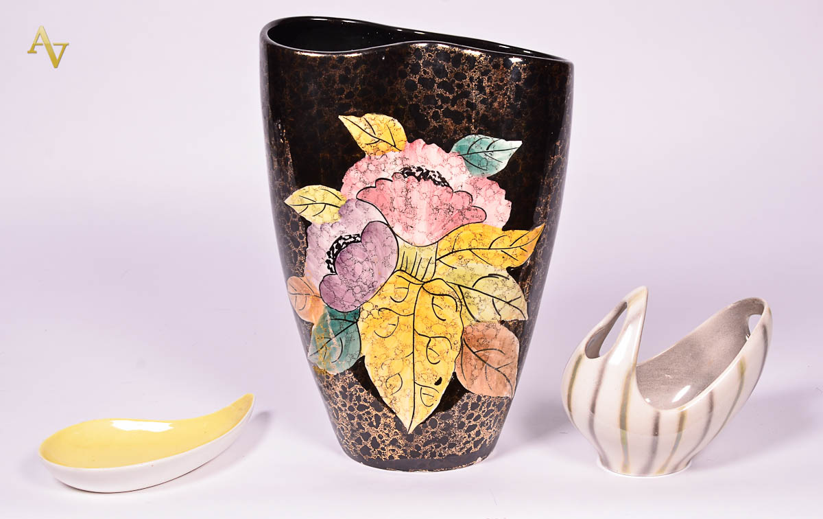 Tres pecas de porcelana, sendo 2 vasos - alts. 13 e 32 cm ( um com...