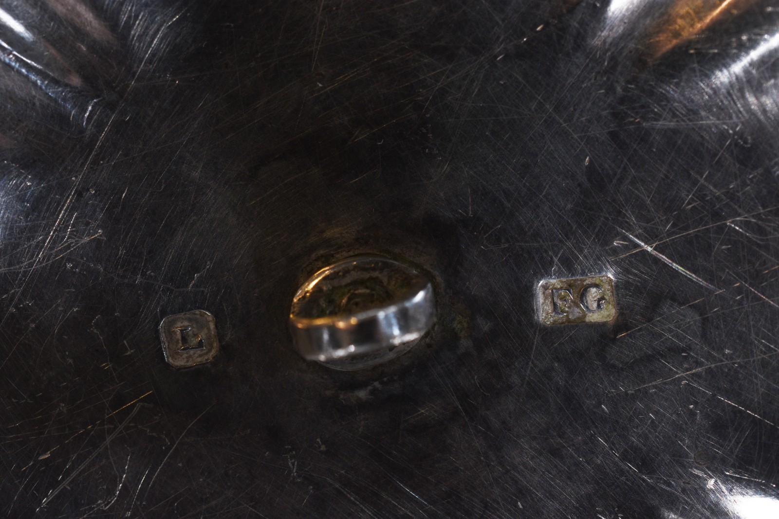 Manteigueira de cristal opalinado com montagem de prata, base de... - foto 6 de 9