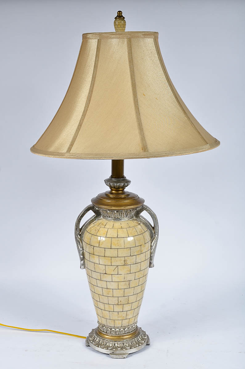 Abajour no feitio de ânfora em resina. Alt. 85 cm.