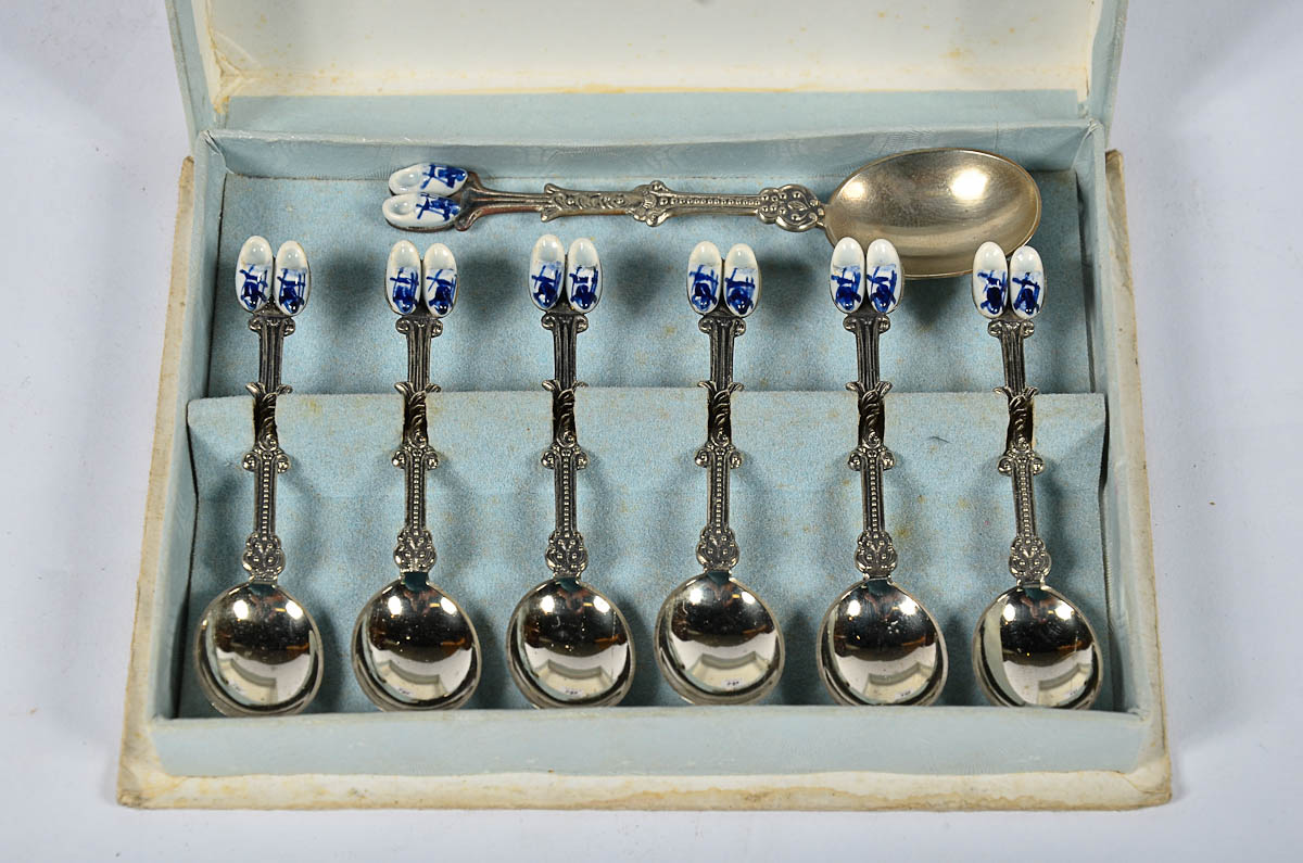Conjunto com 7 colherinhas para café com detalhes de porcelana...