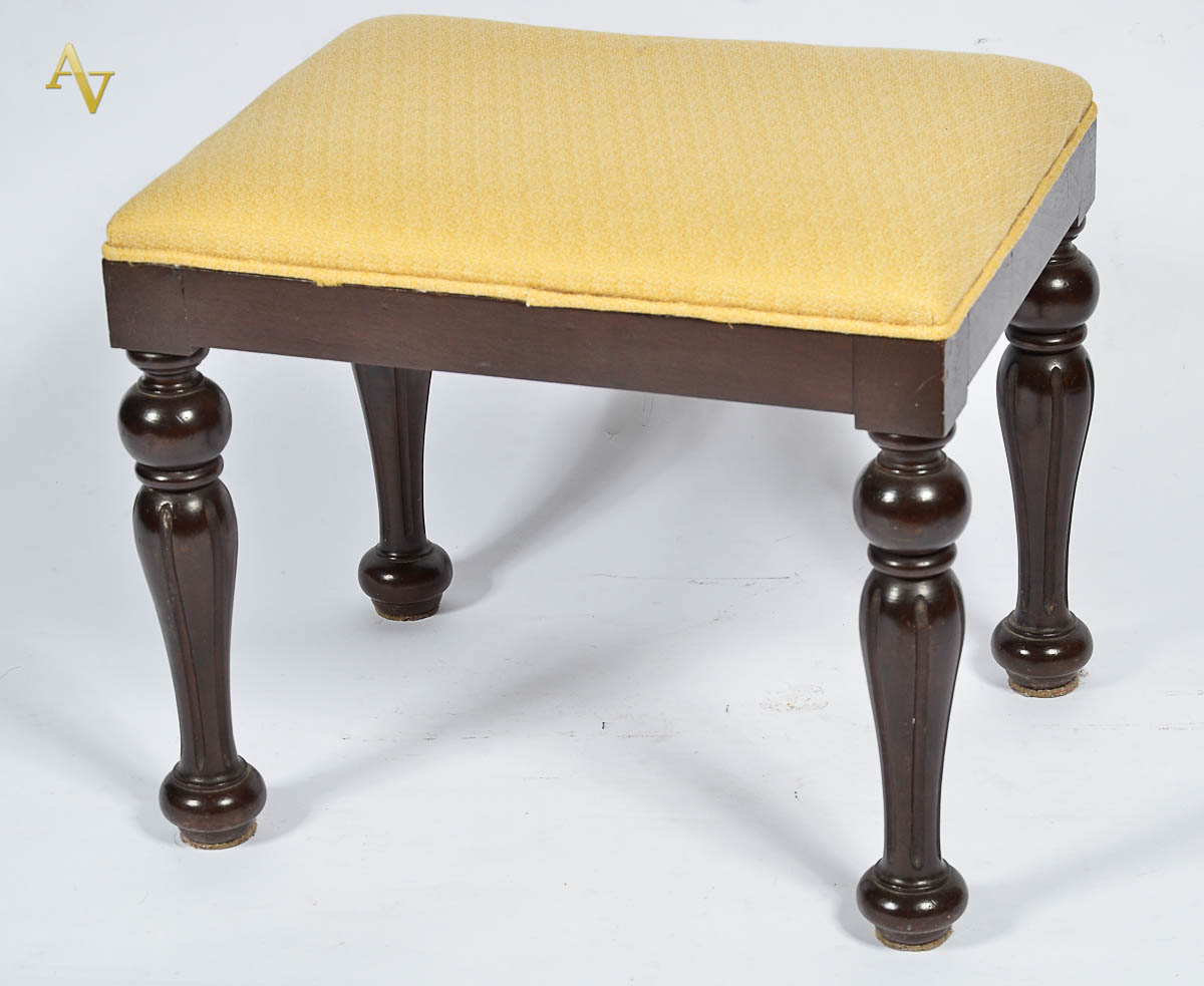 Banqueta de madeira nobre com assento estofado. Alt. 43 cm - med. 40...