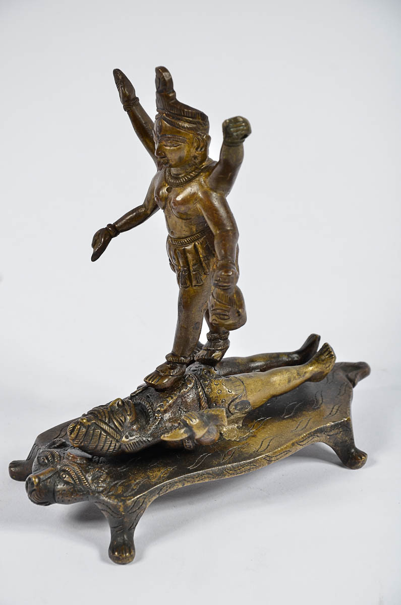 Deusa Kali de bronze. Alt 17 cm.