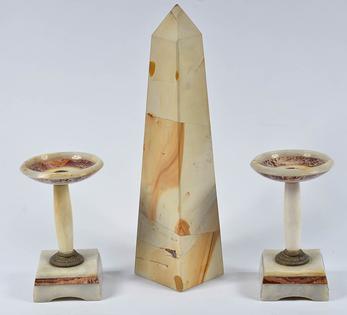 Tres peças diversas de mármore, sendo Obelisco ( alt. 40 cm) e duas...