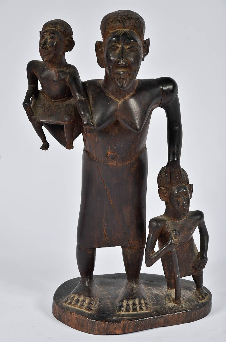 Estatueta de madeira, representando figura feminina africana com...
