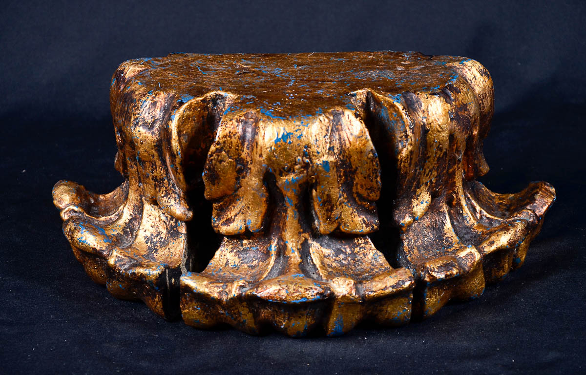 Antigo entalhe em madeira com dourado. Med. 30 x 14 cm - alt. 12 cm.