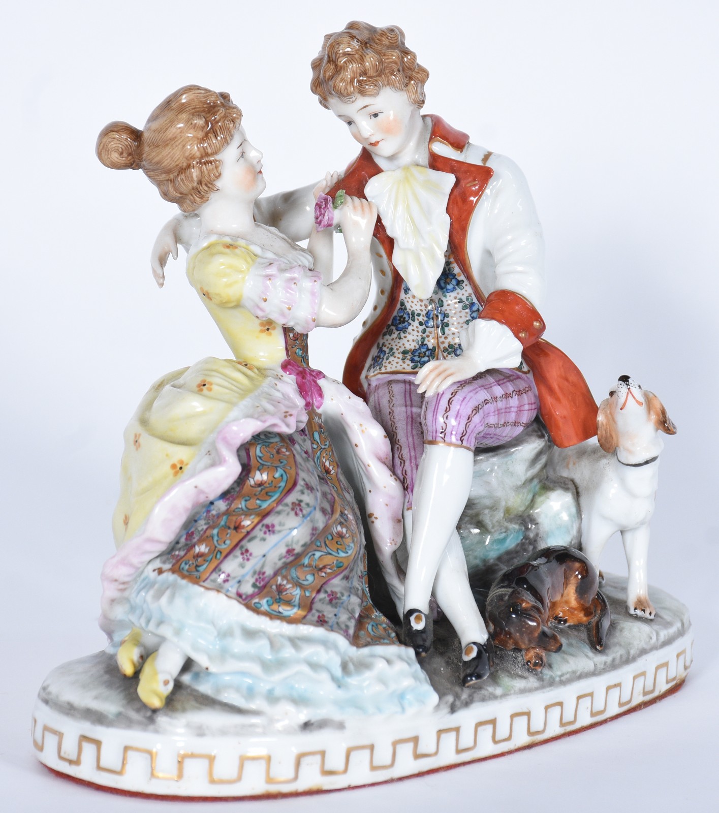 Grupo escultórico de porcelana europeia, representando casal em cena... - foto 1 de 10