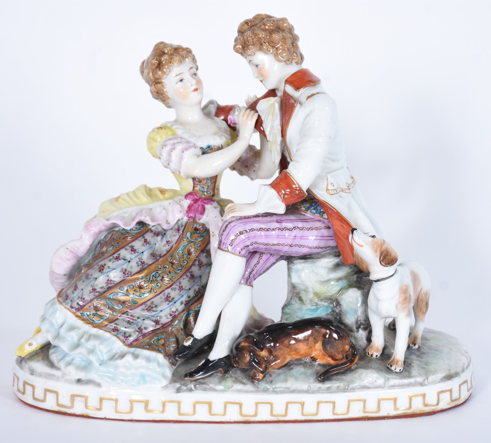 Grupo escultórico de porcelana europeia, representando casal em cena... - foto 2 de 10