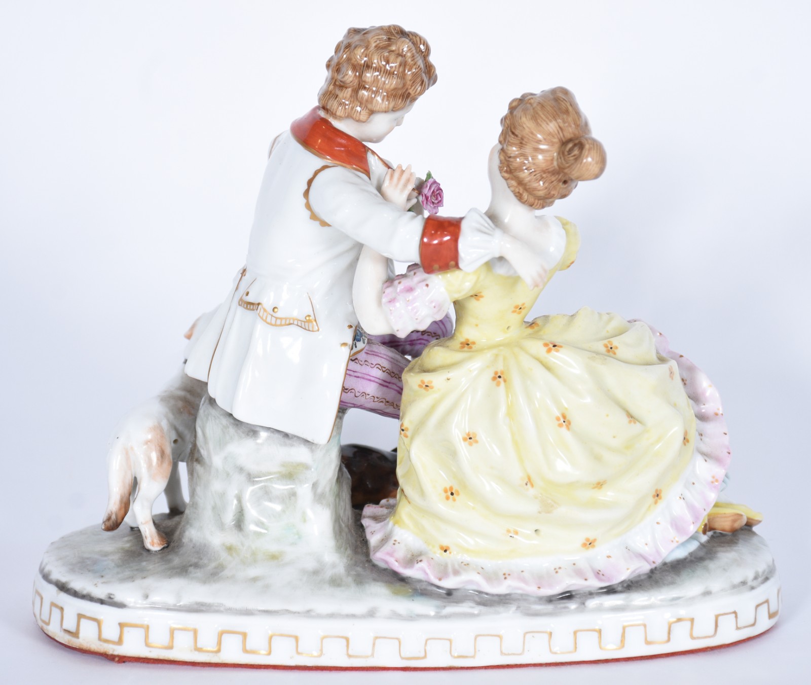 Grupo escultórico de porcelana europeia, representando casal em cena... - foto 4 de 10