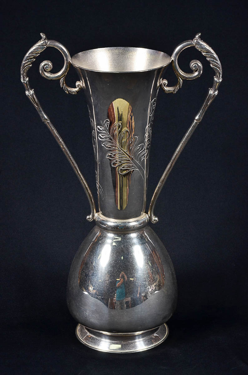 Ânfora de metal prateado. Alt. 36 cm.
