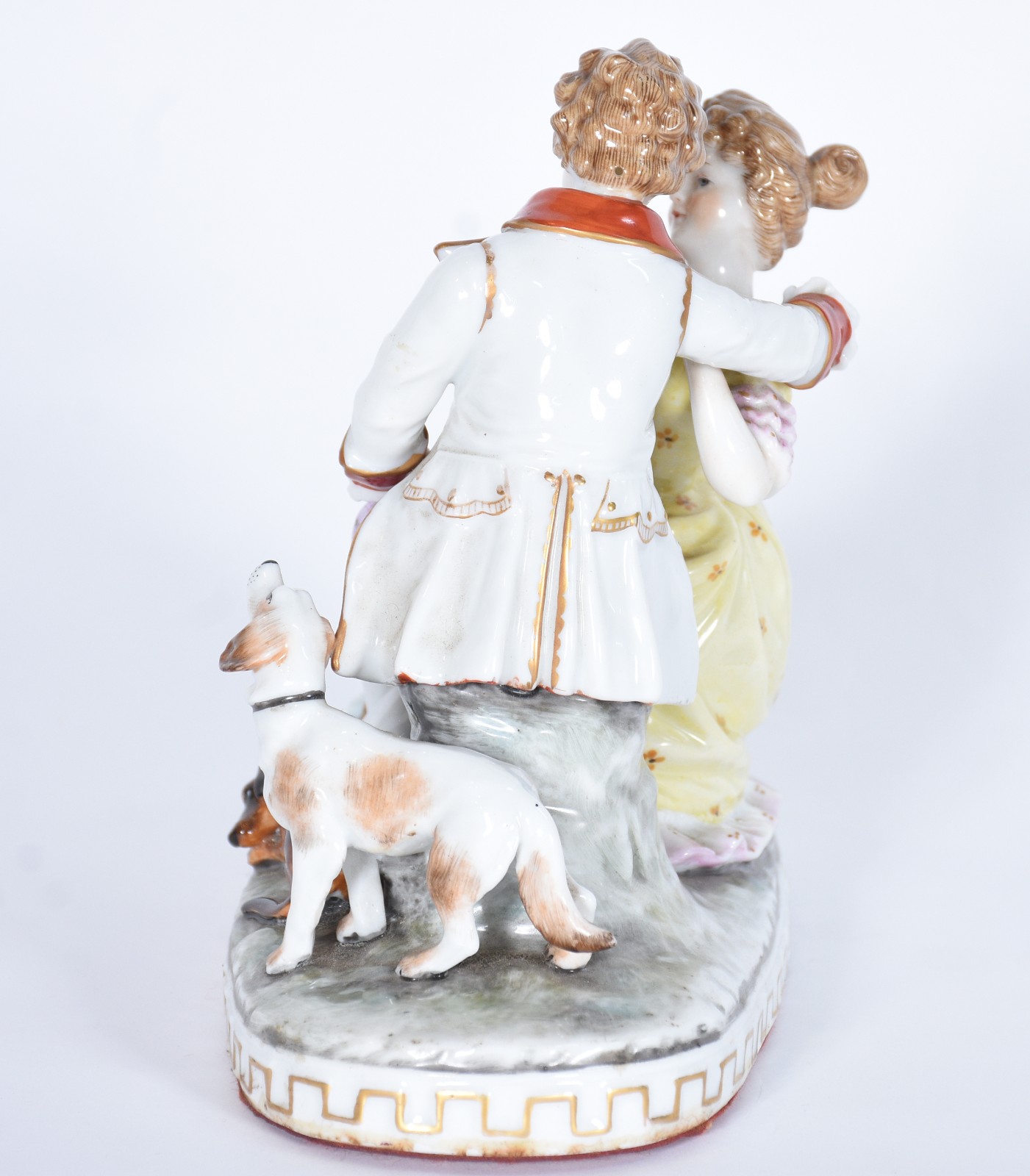 Grupo escultórico de porcelana europeia, representando casal em cena... - foto 5 de 10