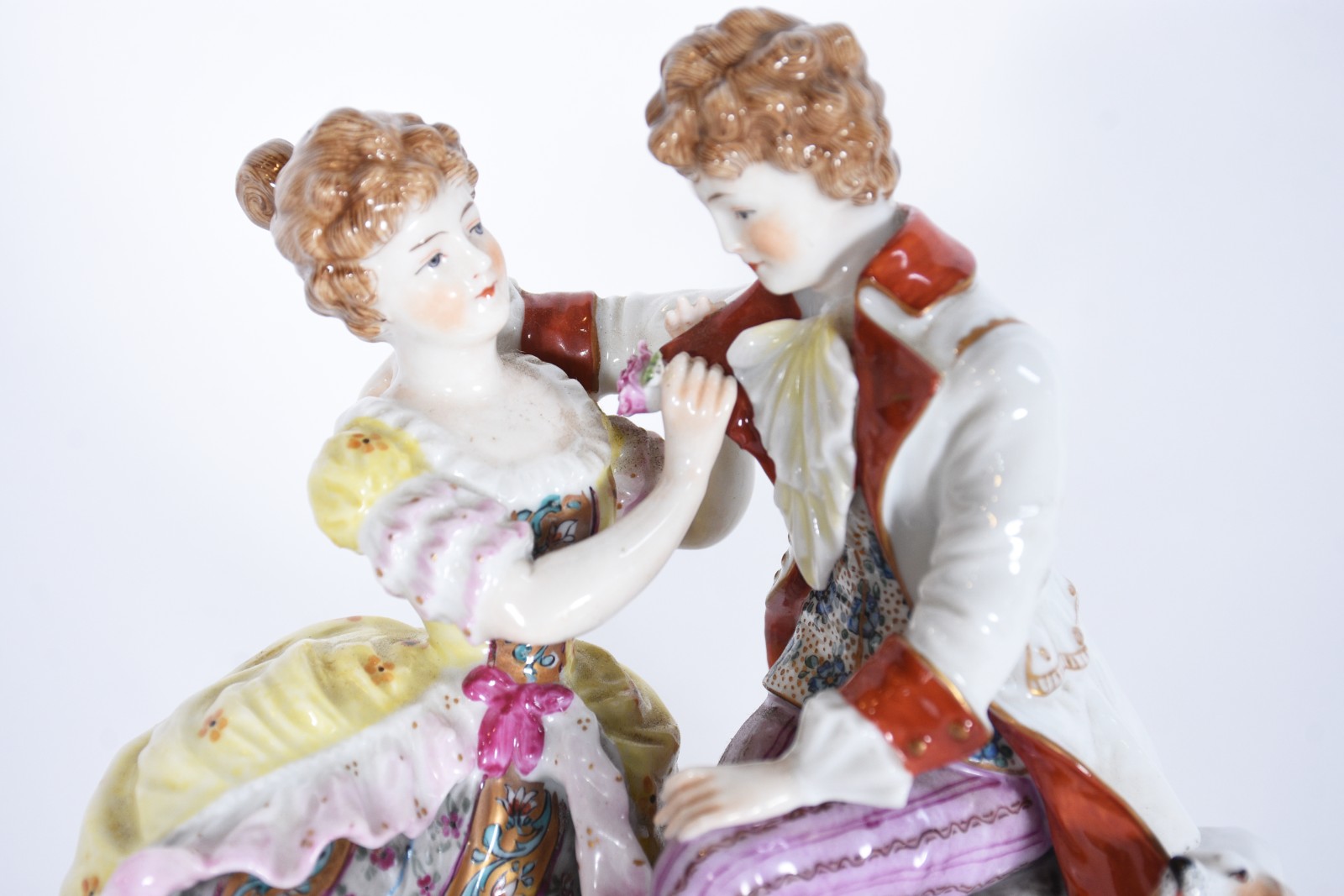 Grupo escultórico de porcelana europeia, representando casal em cena... - foto 6 de 10