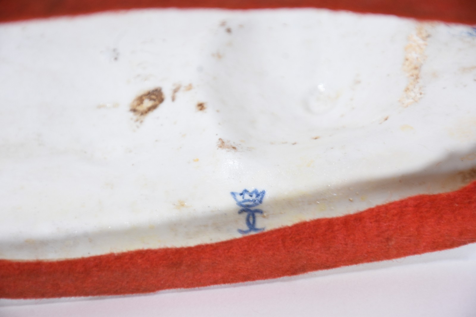 Grupo escultórico de porcelana europeia, representando casal em cena... - foto 8 de 10