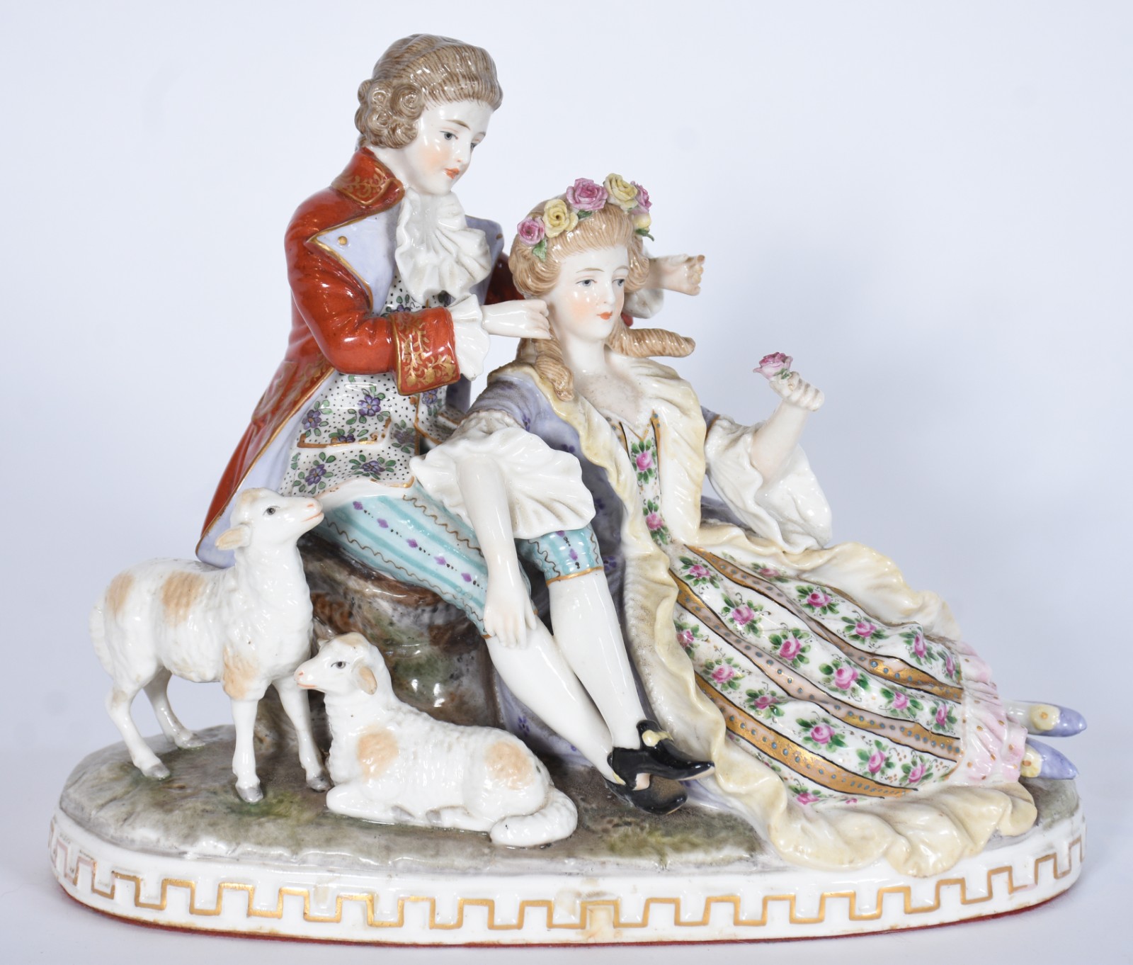 Grupo escultórico de porcelana europeia representando casal em cena... - foto 1 de 10