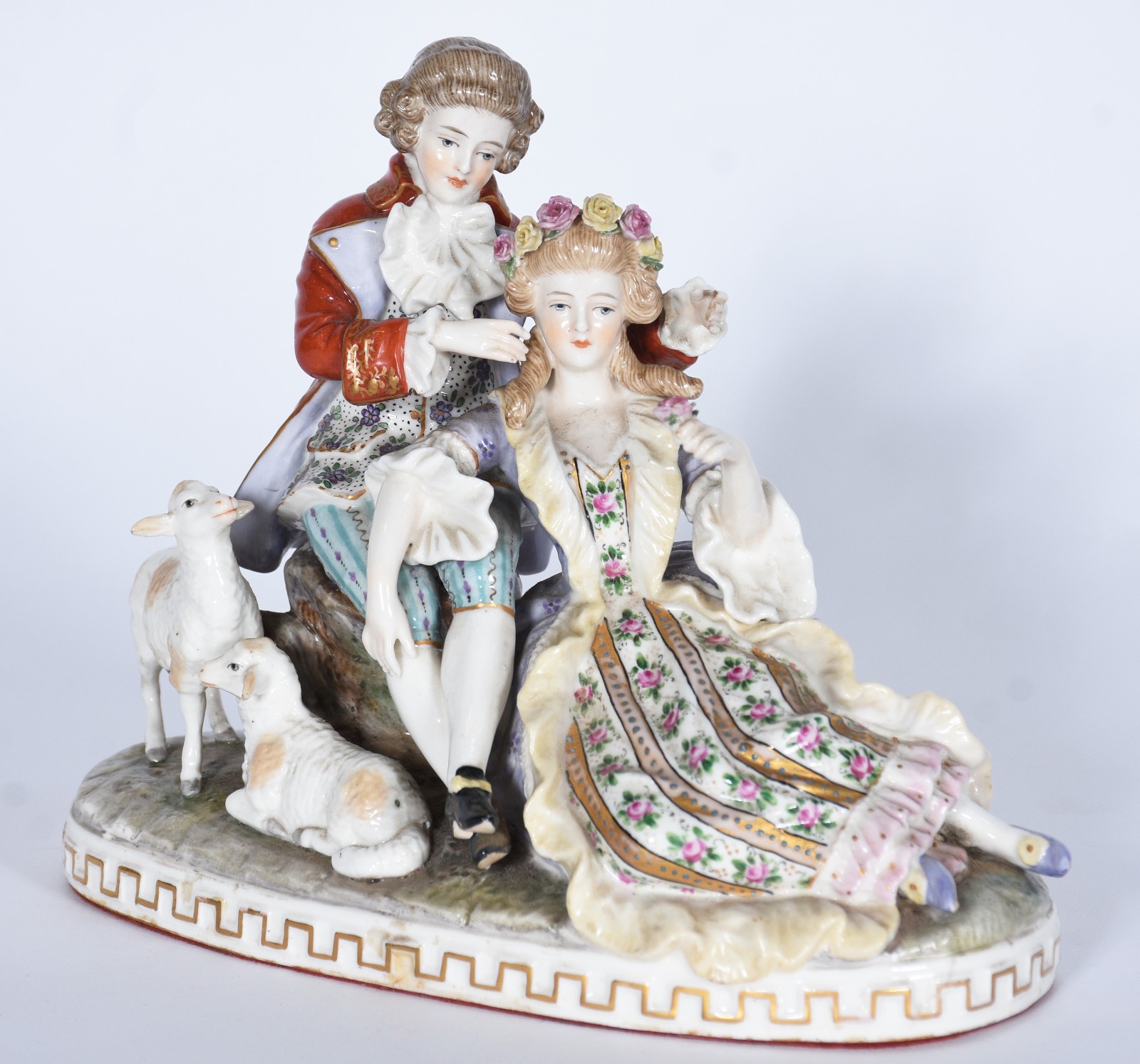 Grupo escultórico de porcelana europeia representando casal em cena... - foto 2 de 10