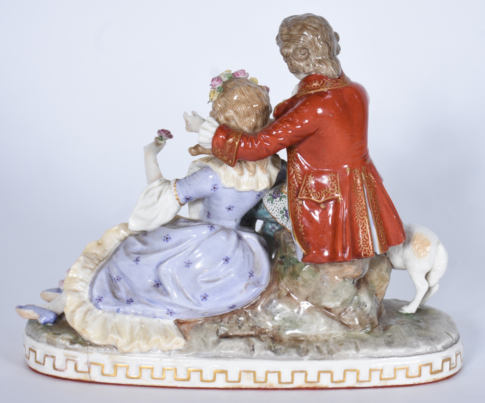 Grupo escultórico de porcelana europeia representando casal em cena... - foto 4 de 10
