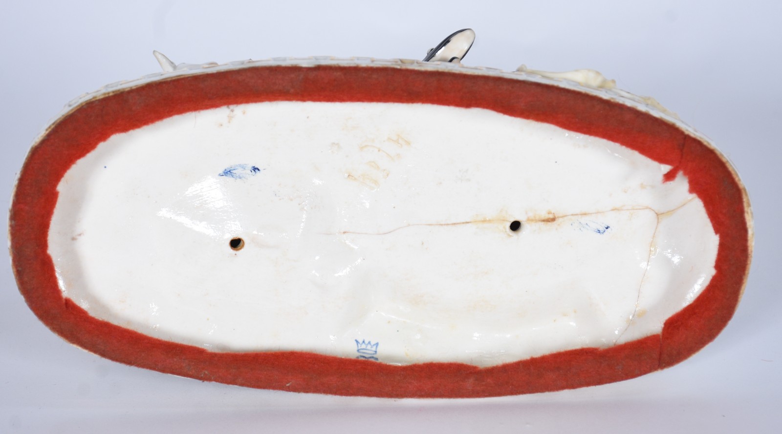 Grupo escultórico de porcelana europeia representando casal em cena... - foto 6 de 10