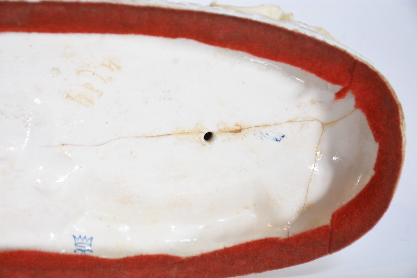 Grupo escultórico de porcelana europeia representando casal em cena... - foto 7 de 10