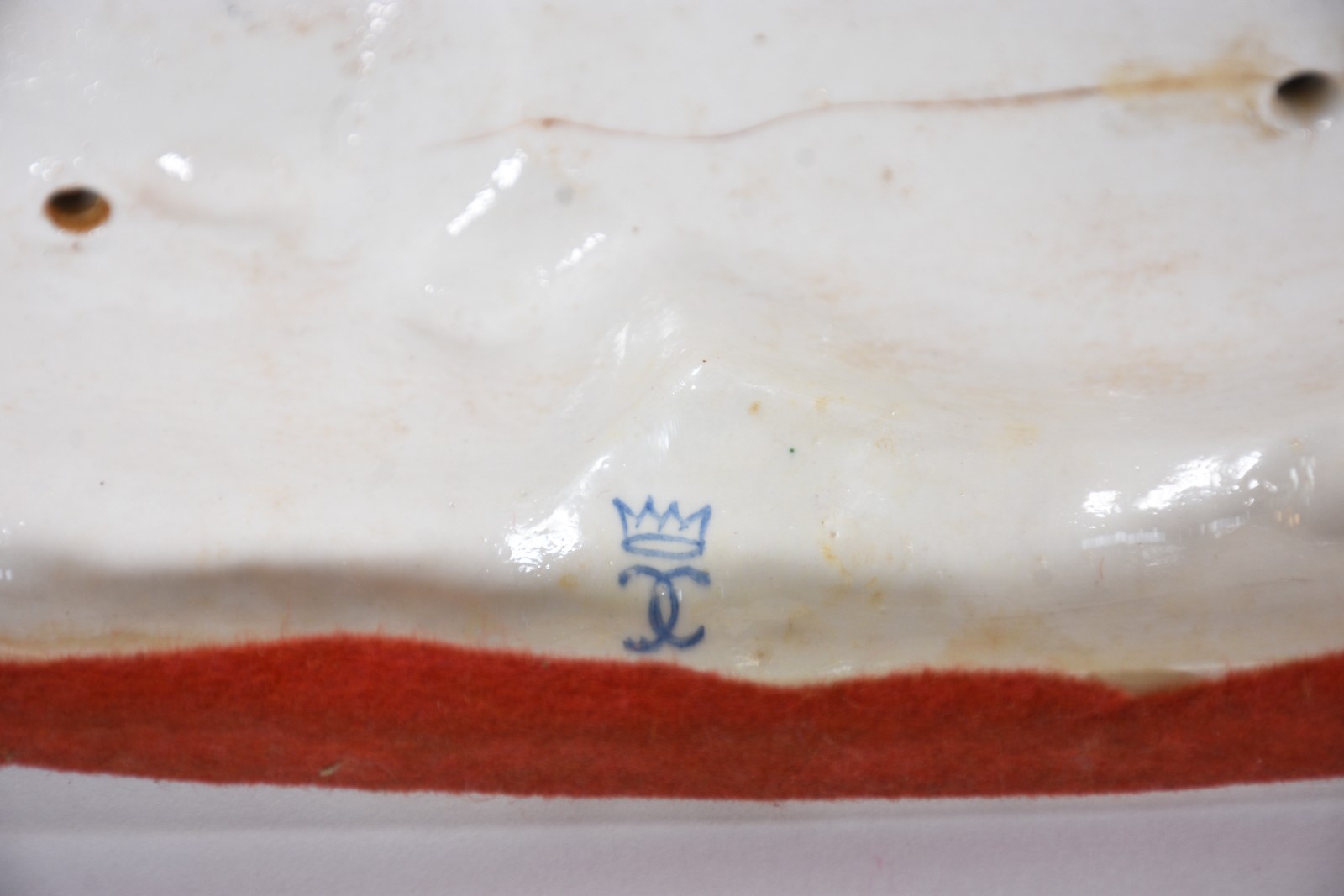 Grupo escultórico de porcelana europeia representando casal em cena... - foto 8 de 10