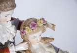 Grupo escultórico de porcelana europeia represe... - Grupo escultórico de porcelana europeia representando casal em cena galante no campo com carneiros. Marca no fundo, duas letras "C" entrelaçados...