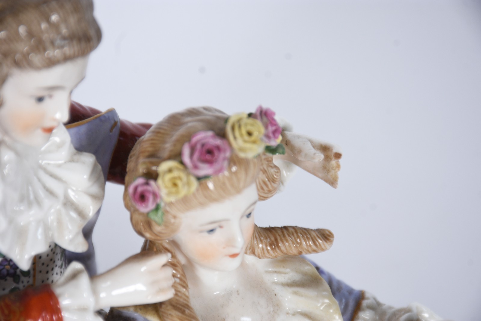 Grupo escultórico de porcelana europeia representando casal em cena... - foto 9 de 10