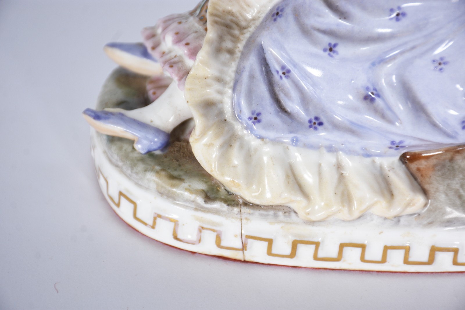 Grupo escultórico de porcelana europeia representando casal em cena... - foto 10 de 10