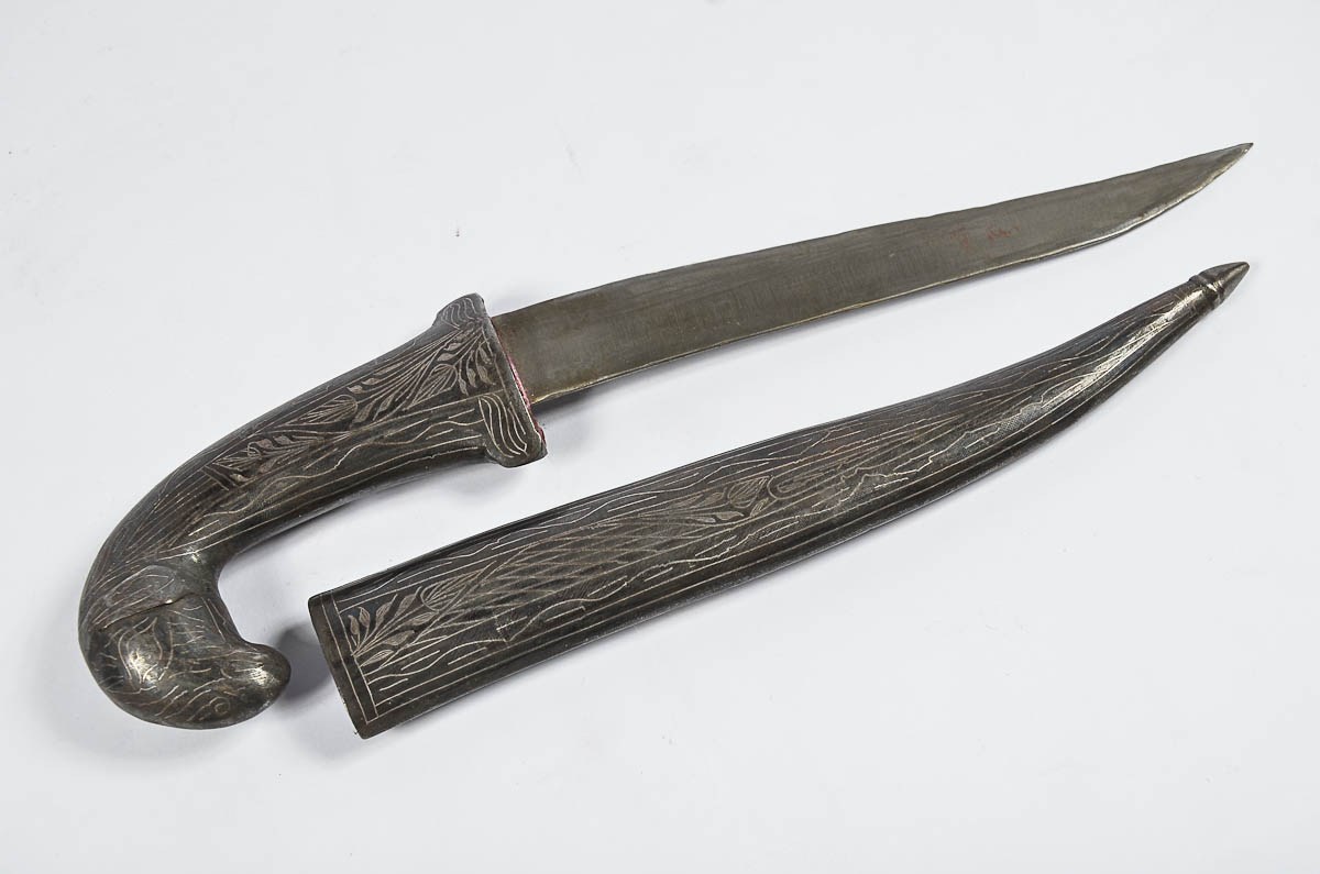 Adaga hindu de metal. Comp. 38 cm.
