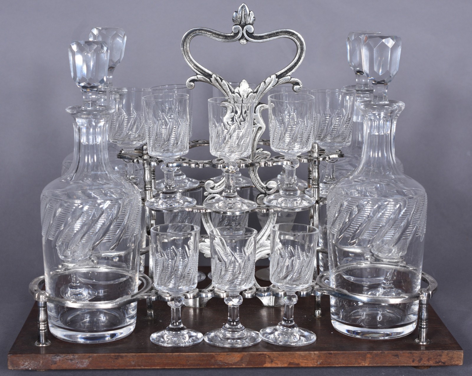 Licoreiro de cristal com base de madeira, armação de metal... - foto 1 de 9