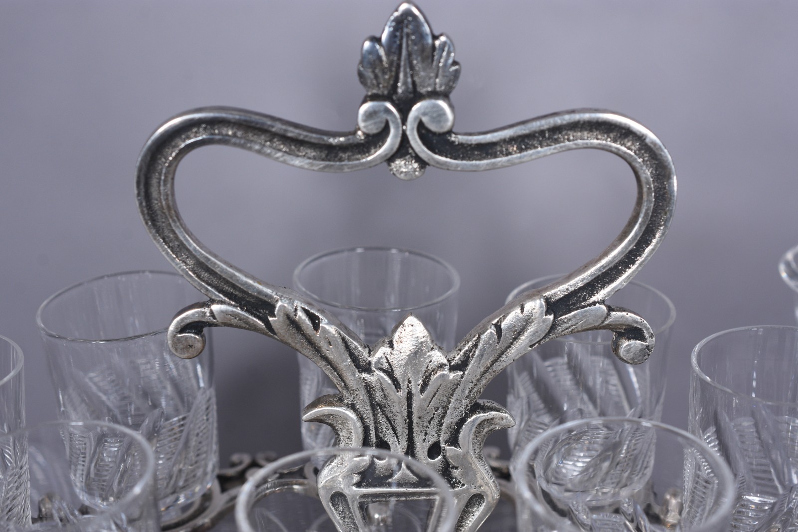 Licoreiro de cristal com base de madeira, armação de metal... - foto 4 de 9