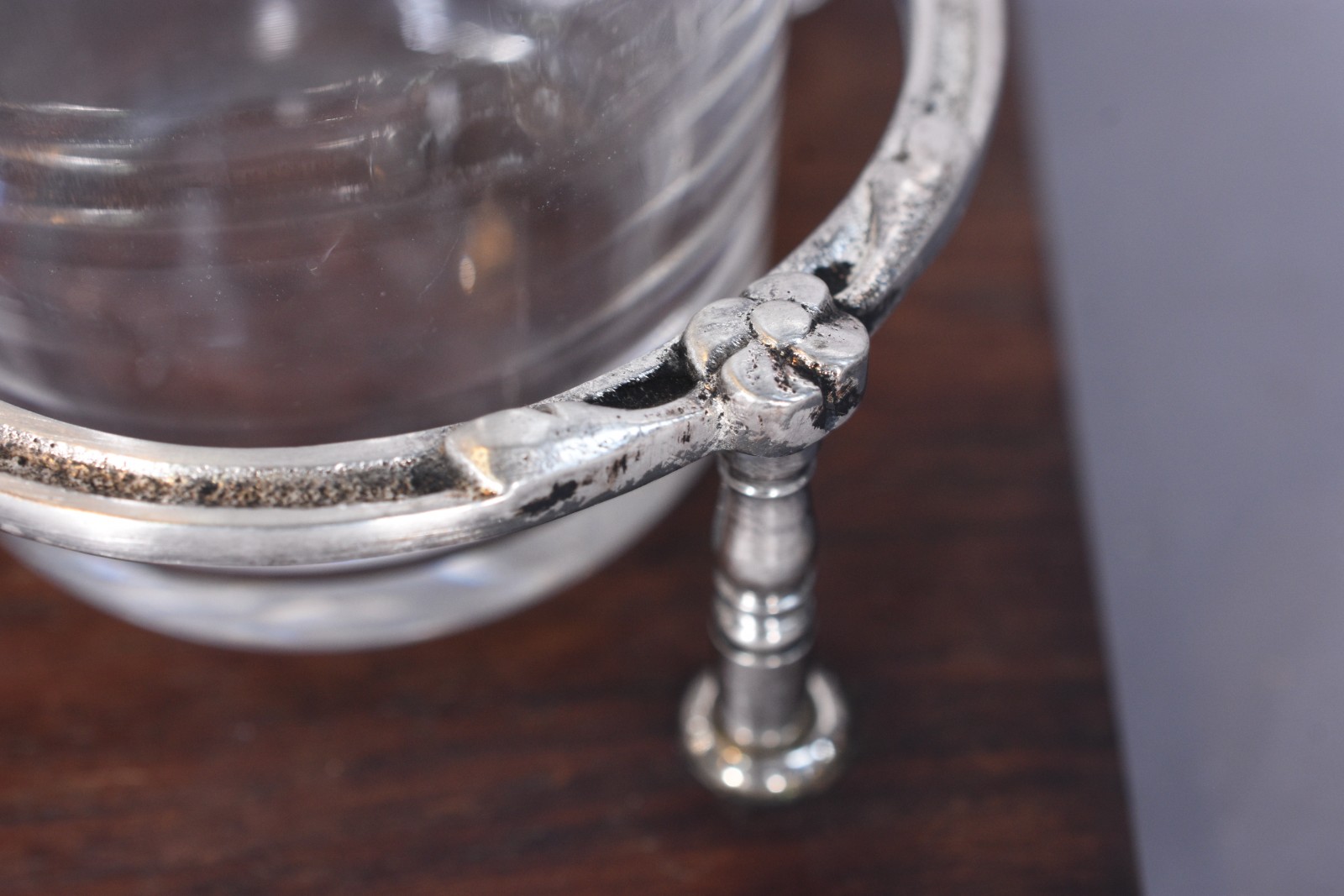 Licoreiro de cristal com base de madeira, armação de metal... - foto 5 de 9