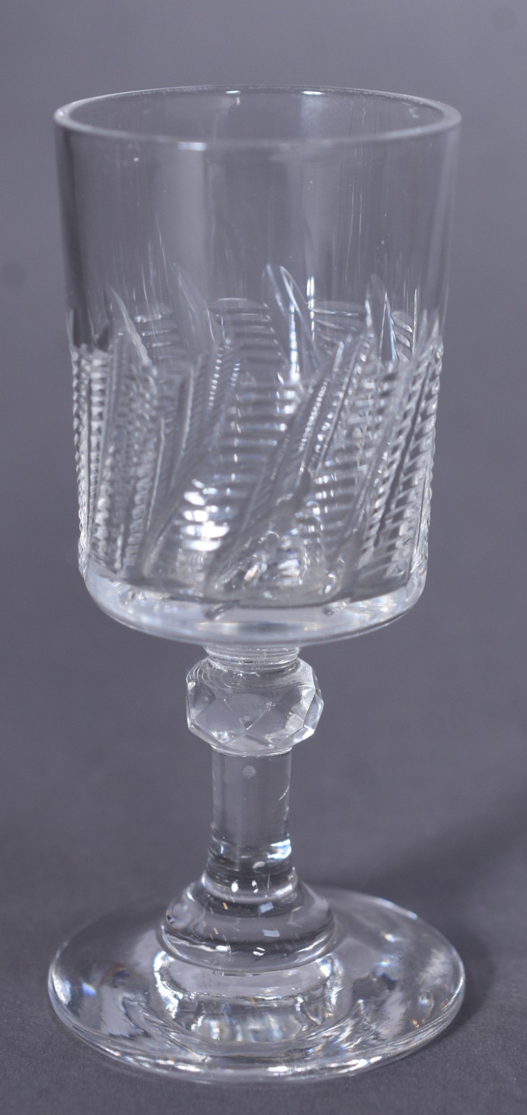 Licoreiro de cristal com base de madeira, armação de metal... - foto 7 de 9