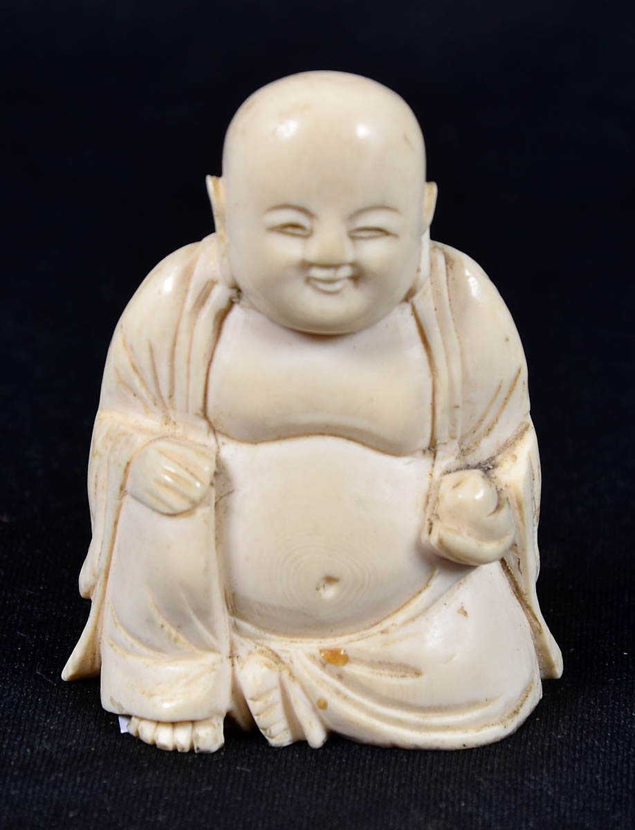 Estatueta de marfim representando Buda. Alt. 7 cm.